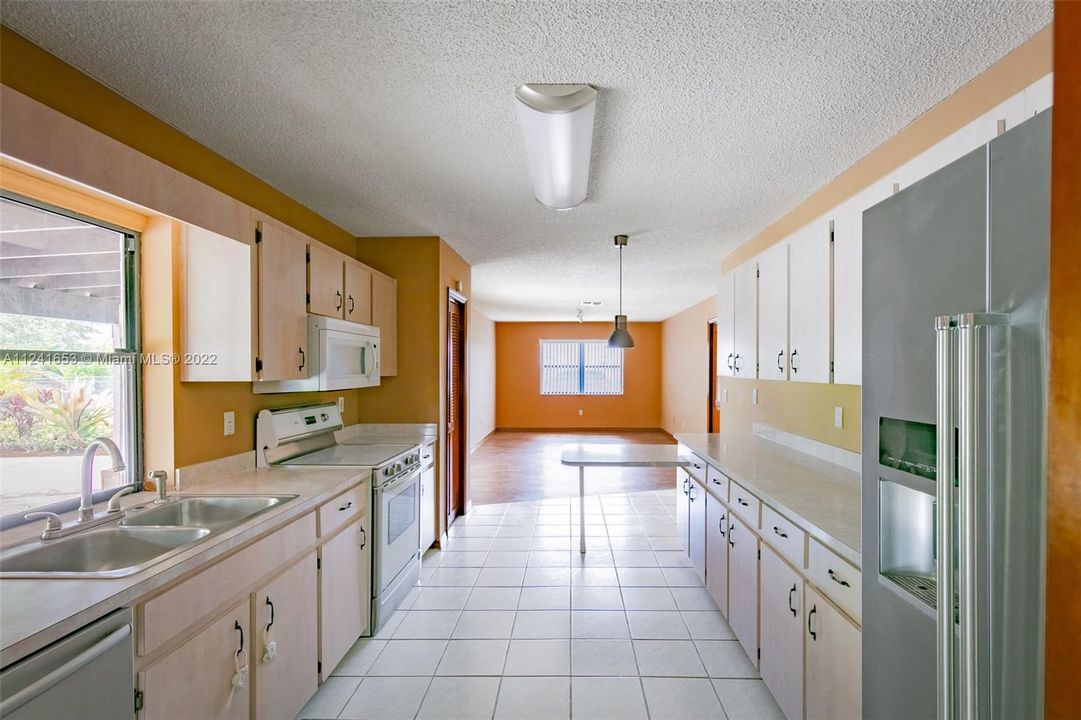 Recently Rented: $3,900 (3 beds, 2 baths, 1699 Square Feet)