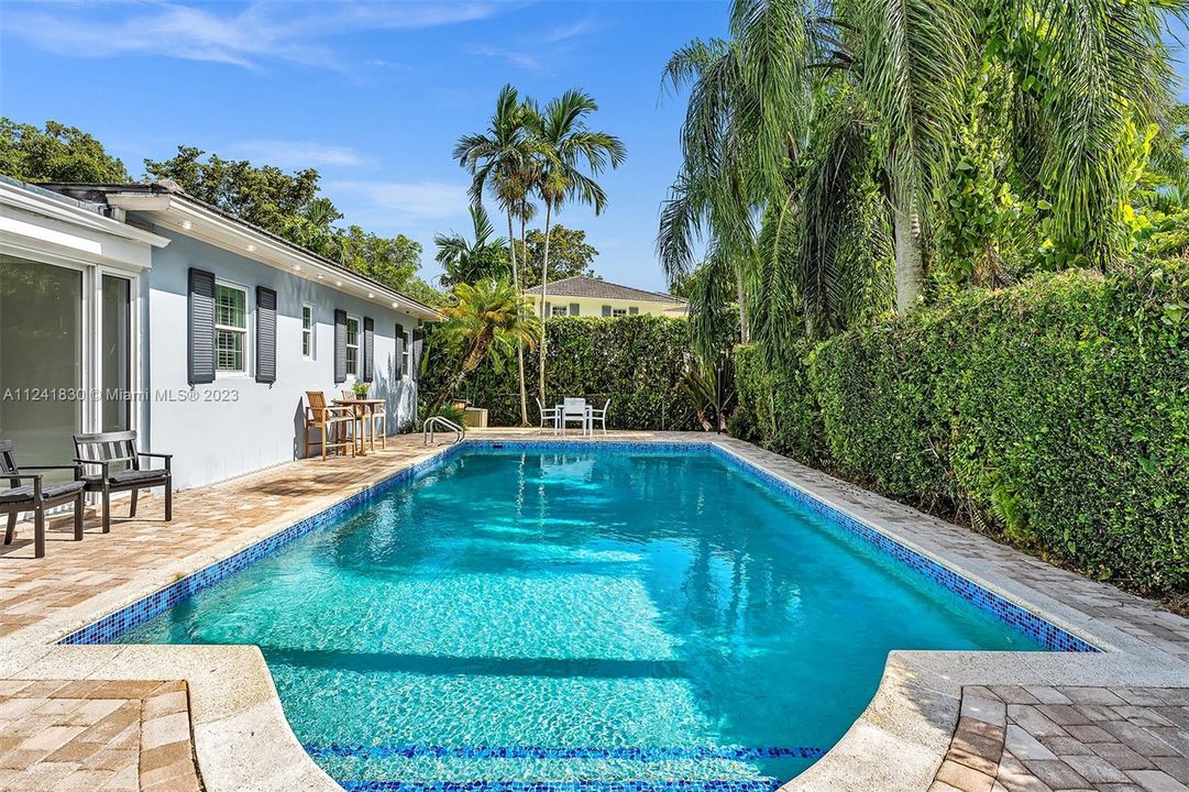Recently Sold: $2,475,000 (4 beds, 3 baths, 3581 Square Feet)