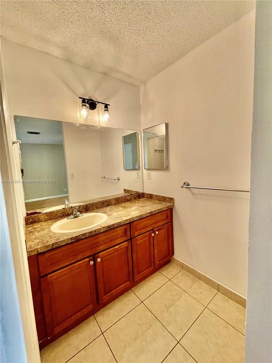 Vendido Recientemente: $275,000 (2 camas, 2 baños, 1242 Pies cuadrados)