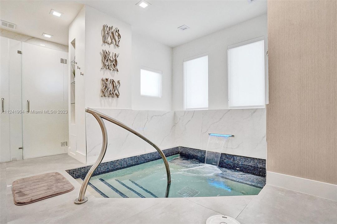 Recently Sold: $2,300,000 (2 beds, 2 baths, 1530 Square Feet)