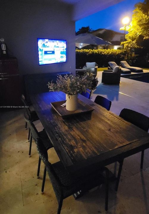 Recently Sold: $1,379,000 (4 beds, 3 baths, 2656 Square Feet)