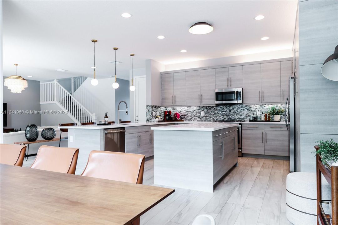 Recently Sold: $1,379,000 (4 beds, 3 baths, 2656 Square Feet)