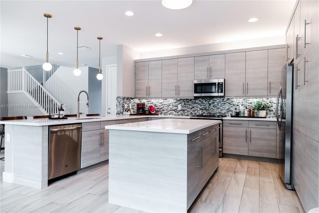 Recently Sold: $1,379,000 (4 beds, 3 baths, 2656 Square Feet)