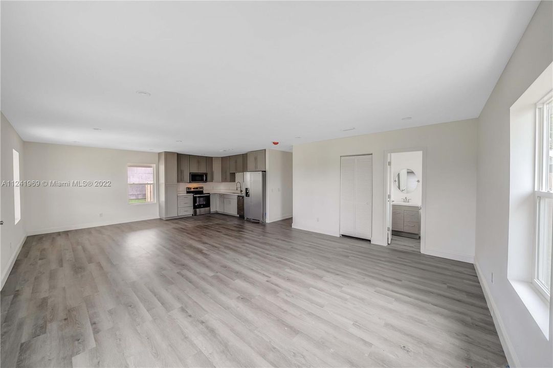 Recently Sold: $295,000 (3 beds, 2 baths, 1422 Square Feet)