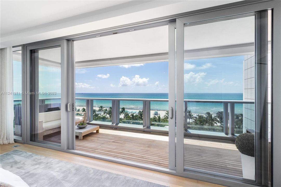 Recently Sold: $7,300,000 (3 beds, 3 baths, 2756 Square Feet)
