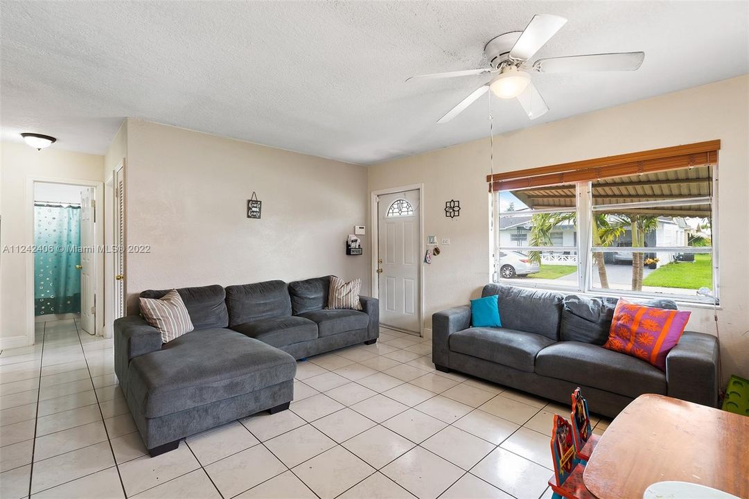 Vendido Recientemente: $290,000 (2 camas, 1 baños, 1062 Pies cuadrados)