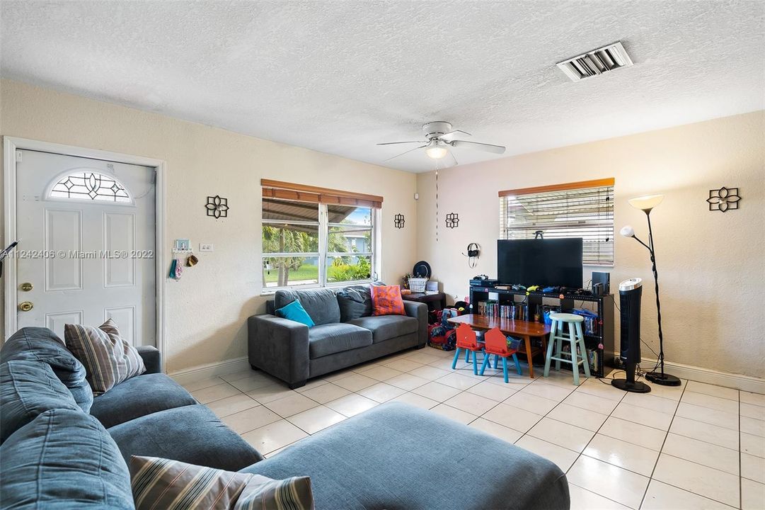 Vendido Recientemente: $290,000 (2 camas, 1 baños, 1062 Pies cuadrados)