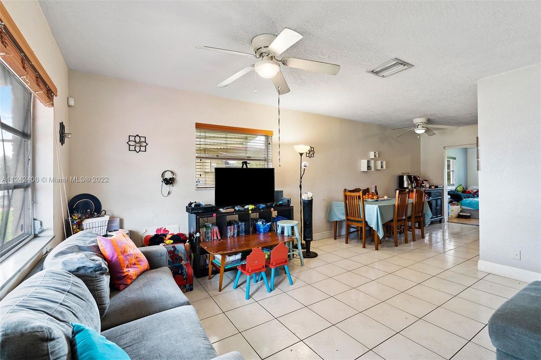 Vendido Recientemente: $290,000 (2 camas, 1 baños, 1062 Pies cuadrados)