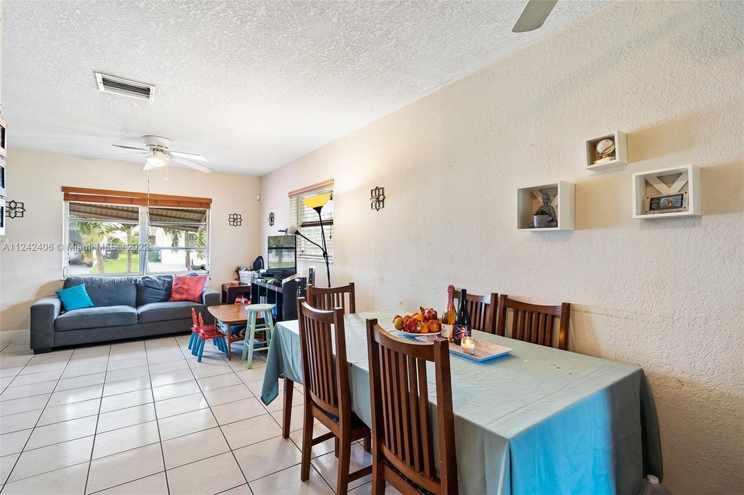 Vendido Recientemente: $290,000 (2 camas, 1 baños, 1062 Pies cuadrados)