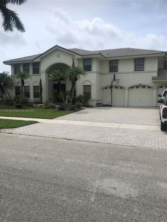 Recently Sold: $890,000 (5 beds, 3 baths, 3274 Square Feet)