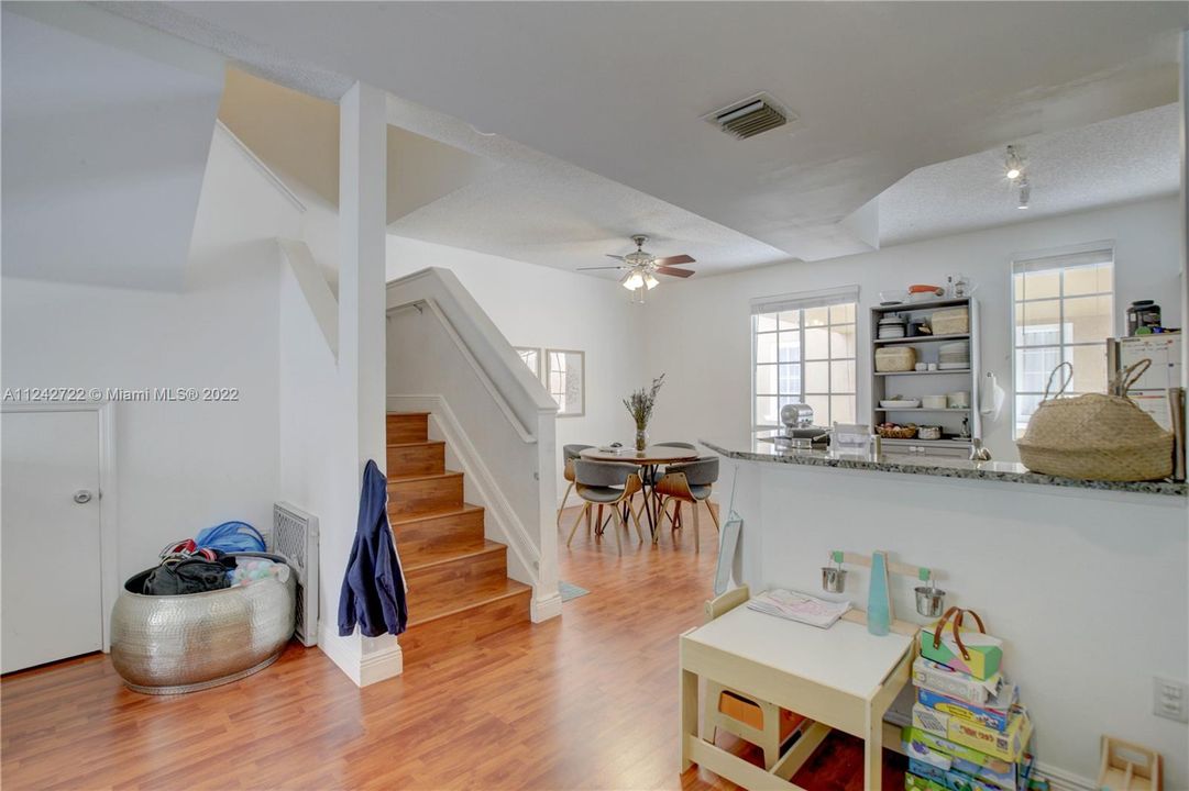 Recently Sold: $500,000 (3 beds, 2 baths, 1450 Square Feet)