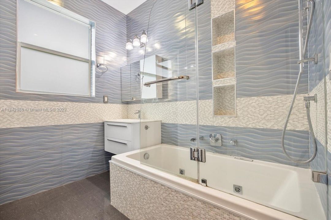 最近租的: $7,700 (3 贝兹, 2 浴室, 1704 平方英尺)