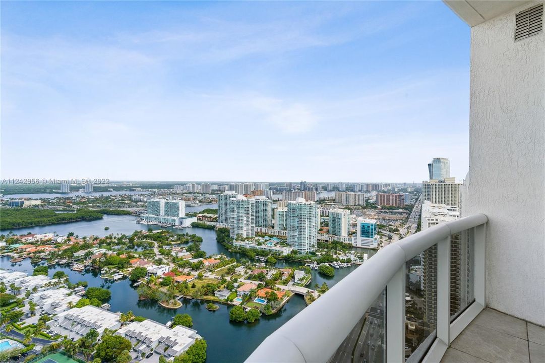 Recently Sold: $2,099,000 (3 beds, 3 baths, 2327 Square Feet)