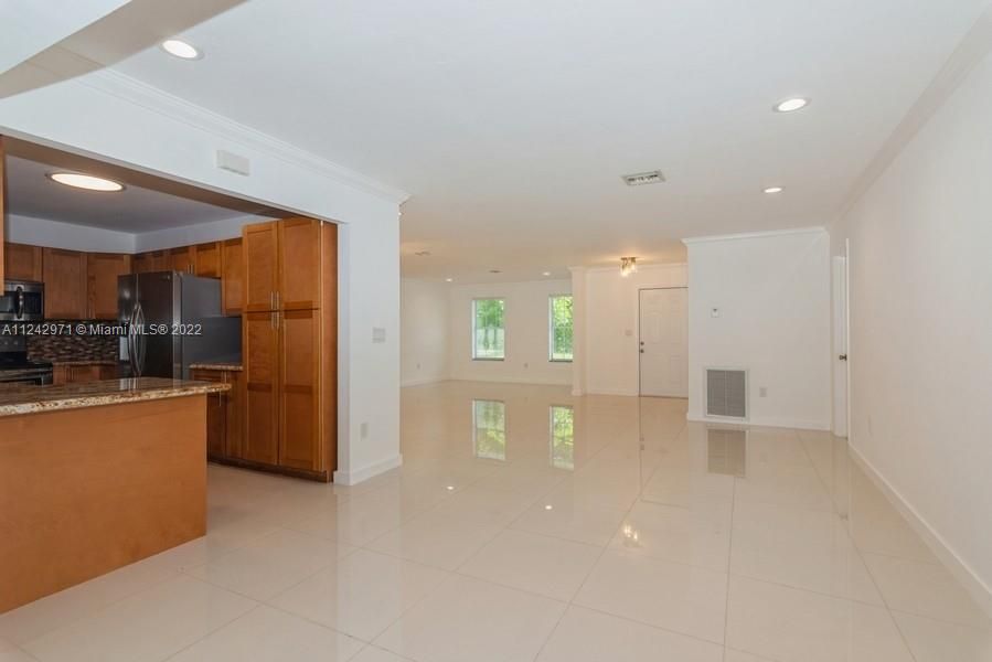 最近租的: $4,500 (3 贝兹, 2 浴室, 2121 平方英尺)