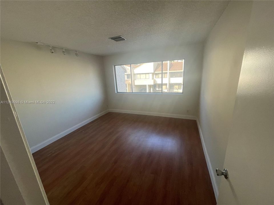 Recently Sold: $335,000 (3 beds, 2 baths, 1604 Square Feet)