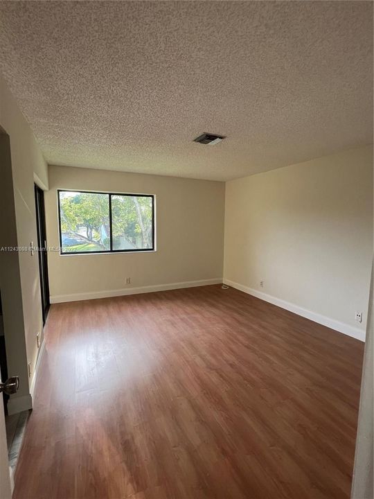 Recently Sold: $335,000 (3 beds, 2 baths, 1604 Square Feet)