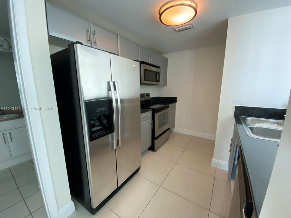 Recently Rented: $3,100 (2 beds, 2 baths, 967 Square Feet)