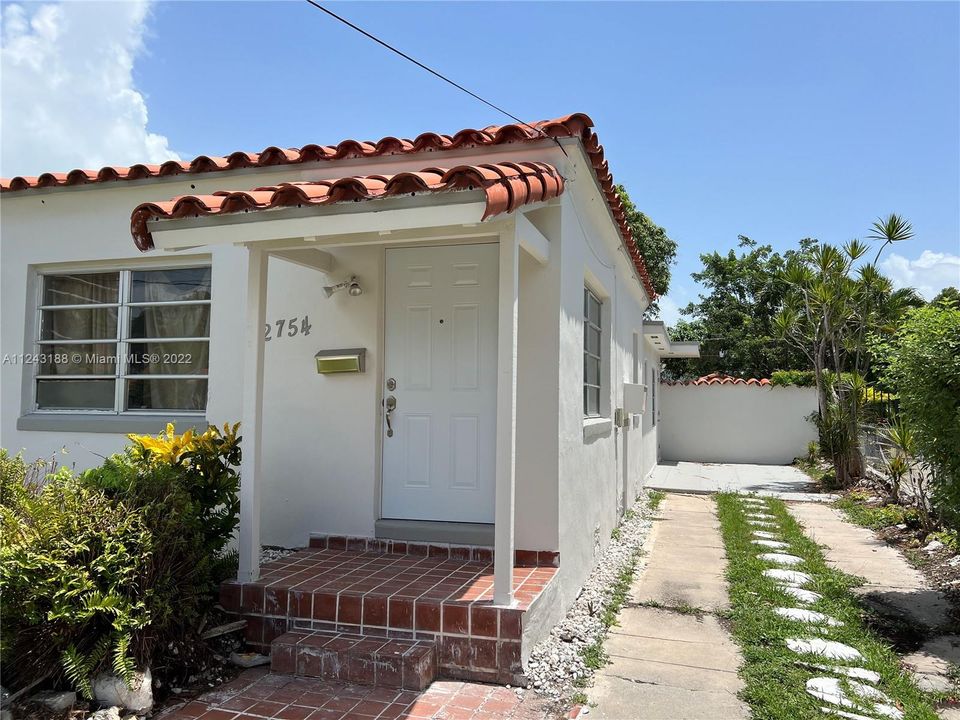Recently Rented: $3,500 (3 beds, 2 baths, 1019 Square Feet)