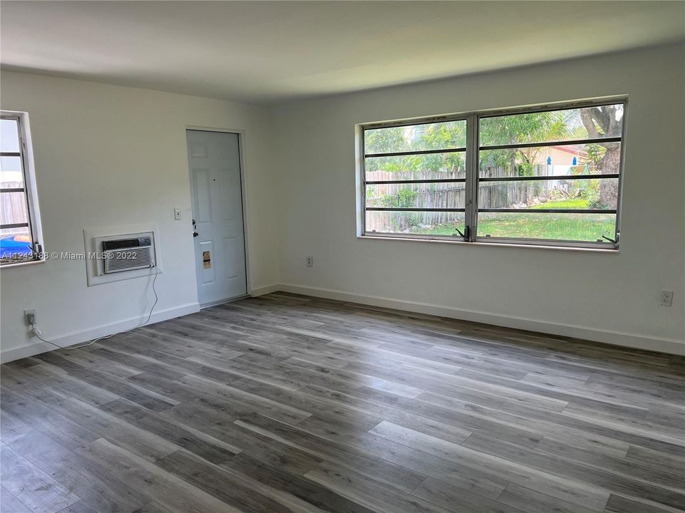 Recently Rented: $3,500 (3 beds, 2 baths, 1019 Square Feet)
