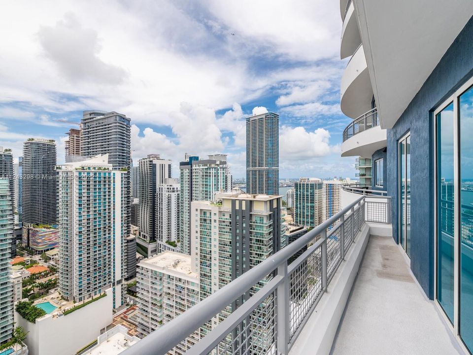 Wraparound corner views of the gorgeous Miami skyline.