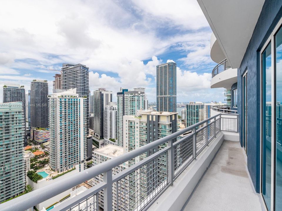 Balcony with unobstructed views of the entire miami dade county