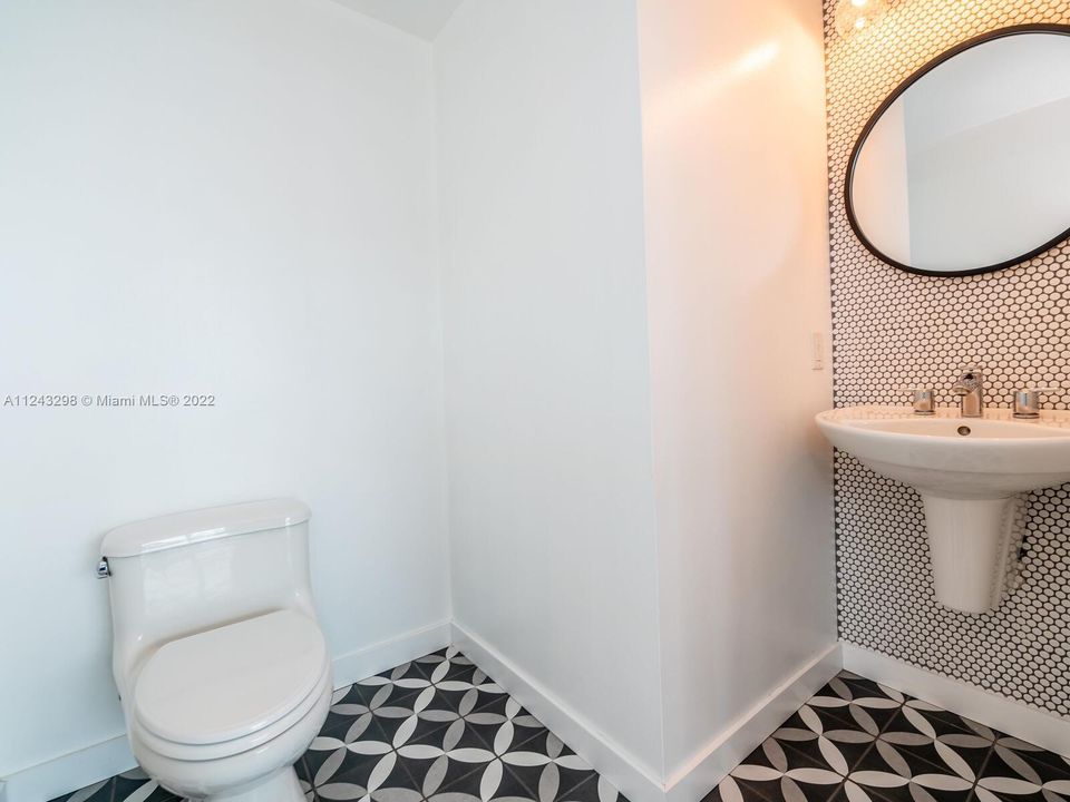 Elegant 1/2bathroom