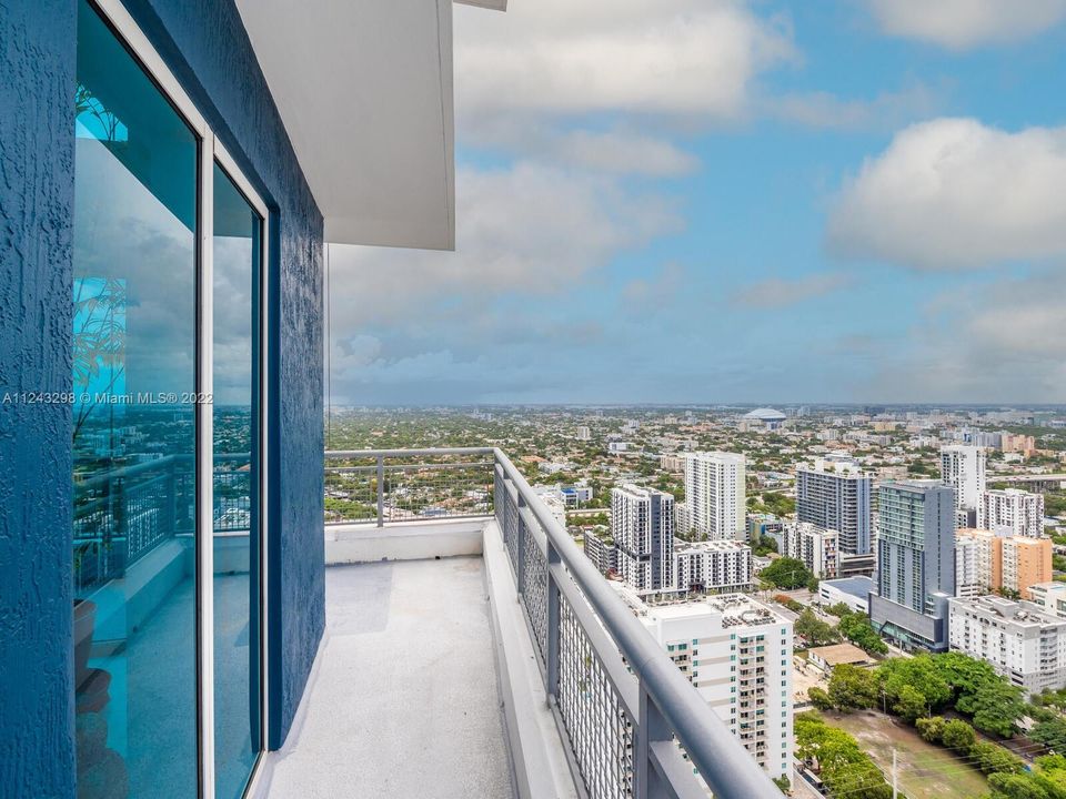 Wraparound corner views of the gorgeous Miami skyline.
