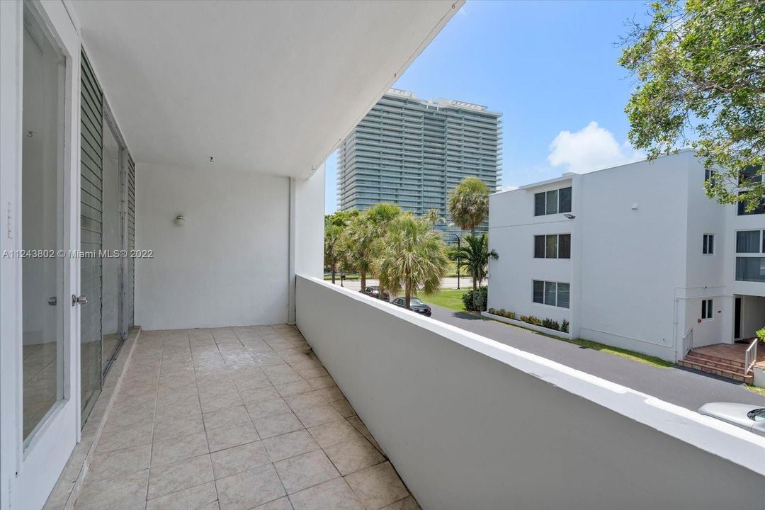 Recently Sold: $399,000 (1 beds, 1 baths, 986 Square Feet)