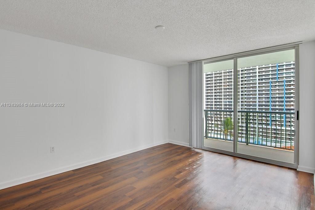 Recently Rented: $2,678 (1 beds, 1 baths, 842 Square Feet)
