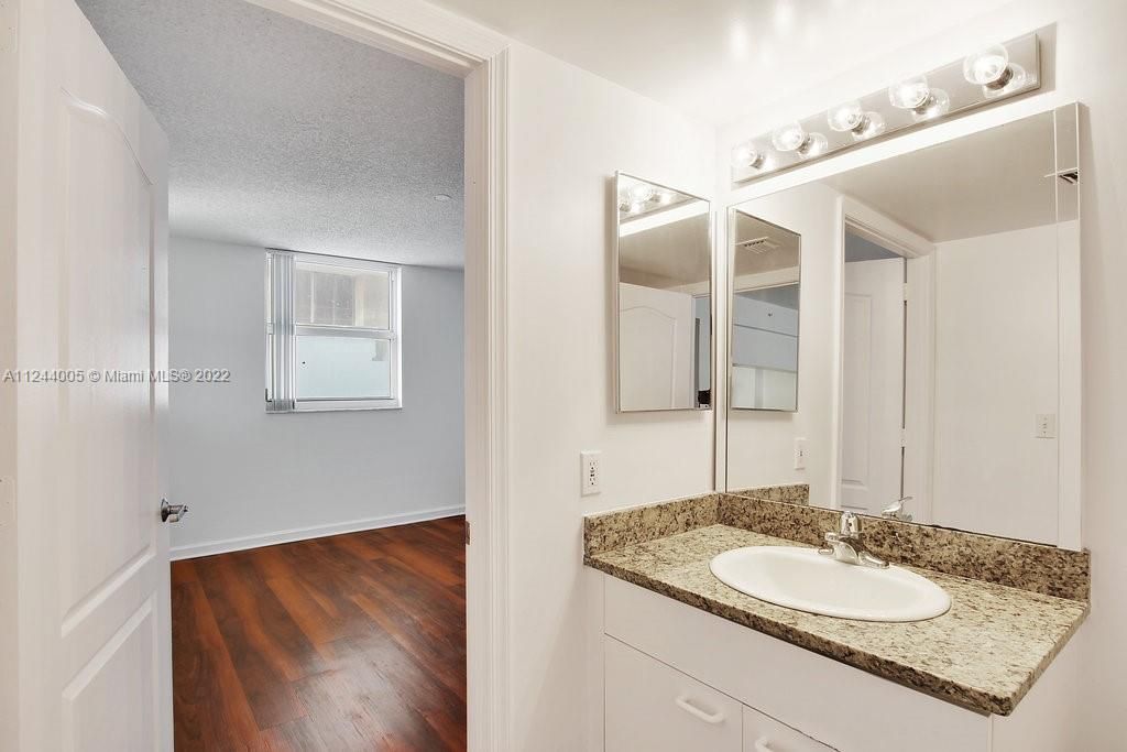 Recently Rented: $1,984 (1 beds, 1 baths, 747 Square Feet)