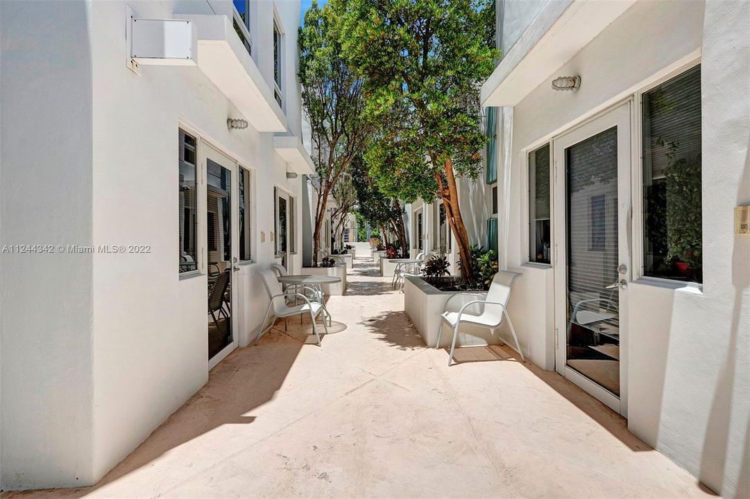 Recently Sold: $1,050,000 (3 beds, 2 baths, 1100 Square Feet)