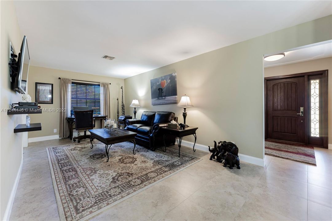 Recently Sold: $750,000 (3 beds, 2 baths, 1322 Square Feet)