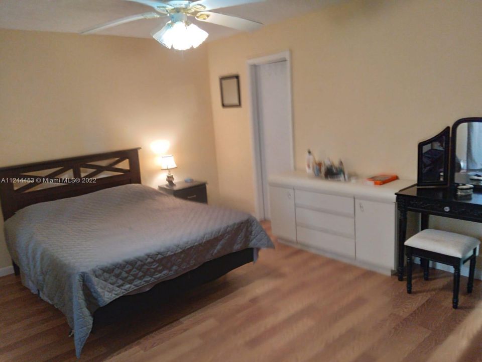 For Sale: $110,000 (1 beds, 1 baths, 684 Square Feet)