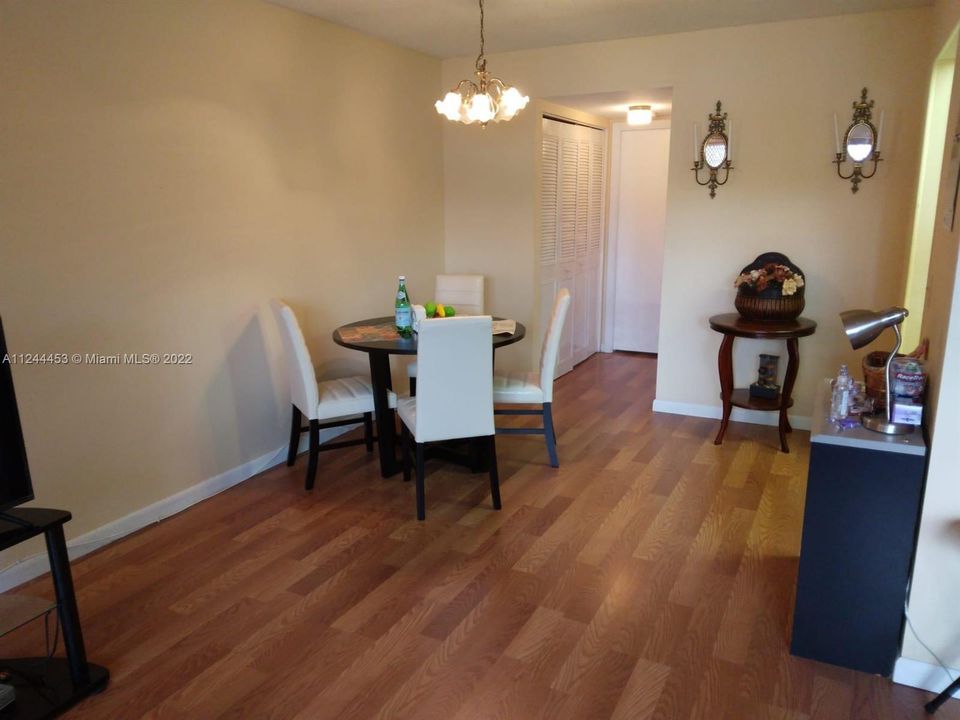 For Sale: $110,000 (1 beds, 1 baths, 684 Square Feet)