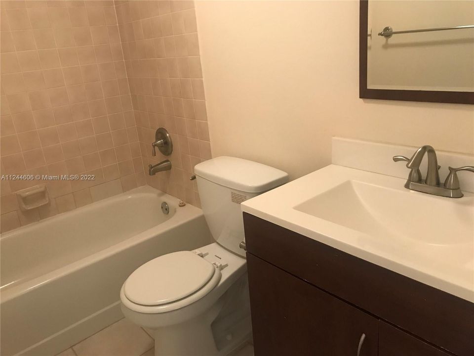 Vendido Recientemente: $190,000 (2 camas, 2 baños, 933 Pies cuadrados)