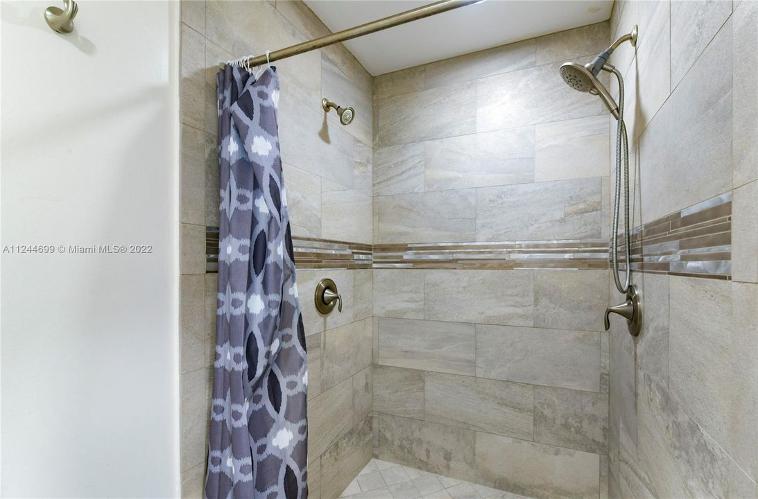 最近售出: $975,000 (3 贝兹, 3 浴室, 0 平方英尺)