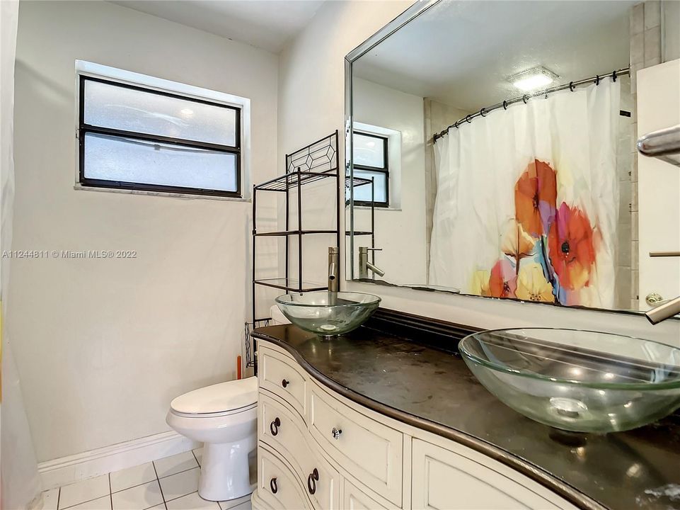 最近售出: $575,000 (5 贝兹, 2 浴室, 2387 平方英尺)