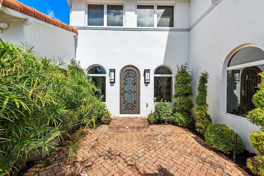 Recently Sold: $3,800,000 (5 beds, 3 baths, 3755 Square Feet)