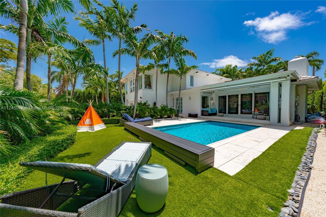Recently Sold: $4,200,000 (5 beds, 4 baths, 3425 Square Feet)
