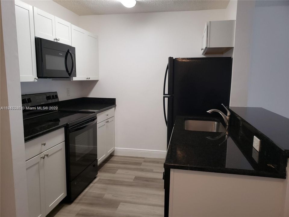 Recently Sold: $175,000 (1 beds, 1 baths, 704 Square Feet)