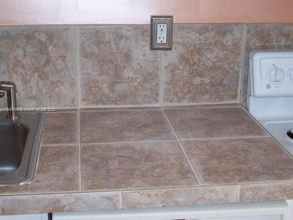 Vendido Recientemente: $317,000 (3 camas, 2 baños, 1140 Pies cuadrados)