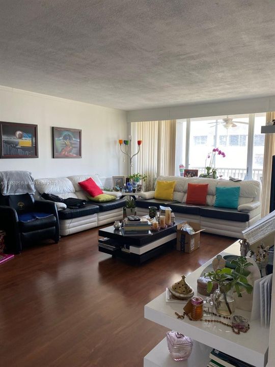 Recently Sold: $750,000 (2 beds, 2 baths, 1335 Square Feet)