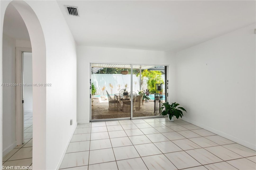 Recently Sold: $1,699,000 (3 beds, 2 baths, 1110 Square Feet)