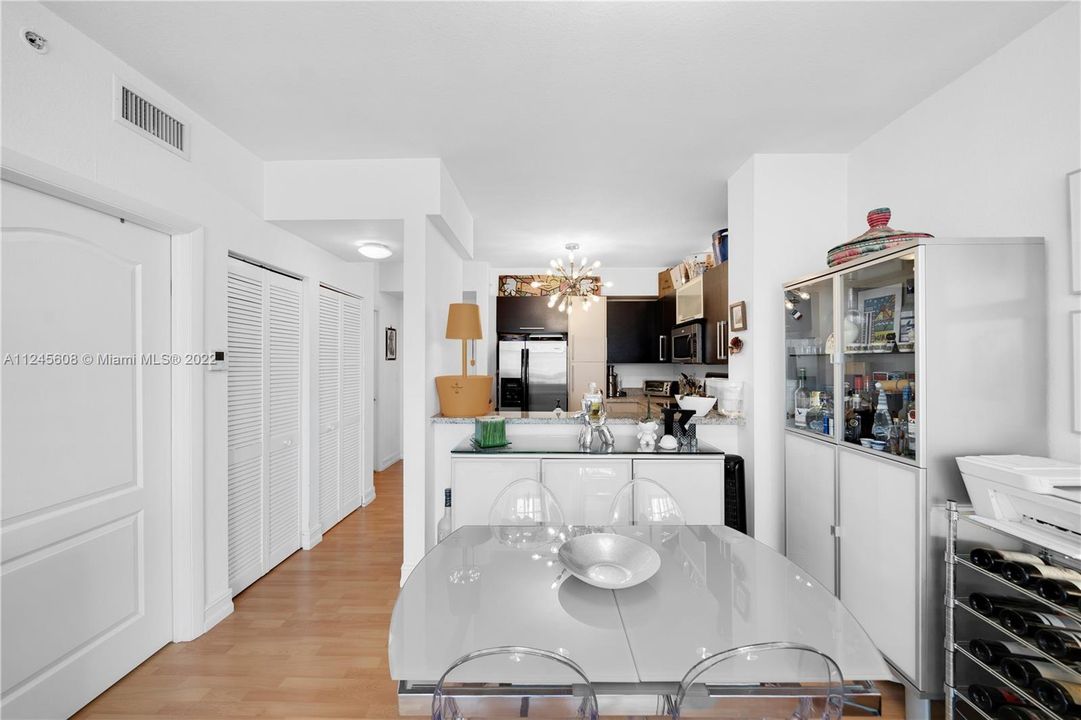 Recently Sold: $410,000 (1 beds, 1 baths, 706 Square Feet)
