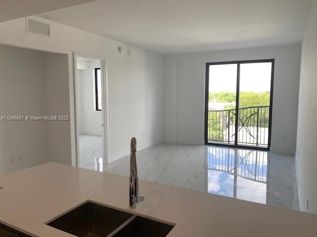 Recently Sold: $560,000 (1 beds, 1 baths, 724 Square Feet)