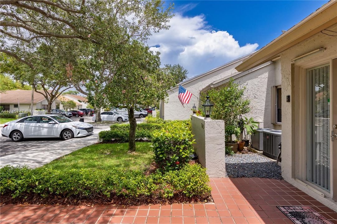 Недавно продано: $365,000 (2 спален, 2 ванн, 1062 Квадратных фут)