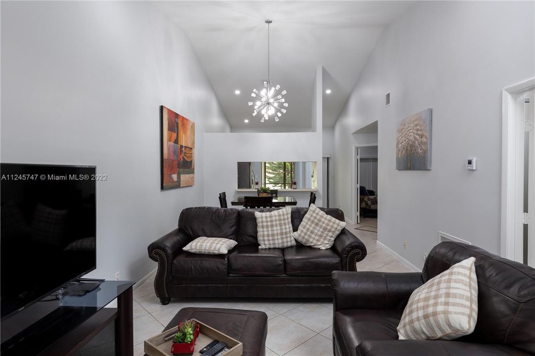 Недавно продано: $365,000 (2 спален, 2 ванн, 1062 Квадратных фут)