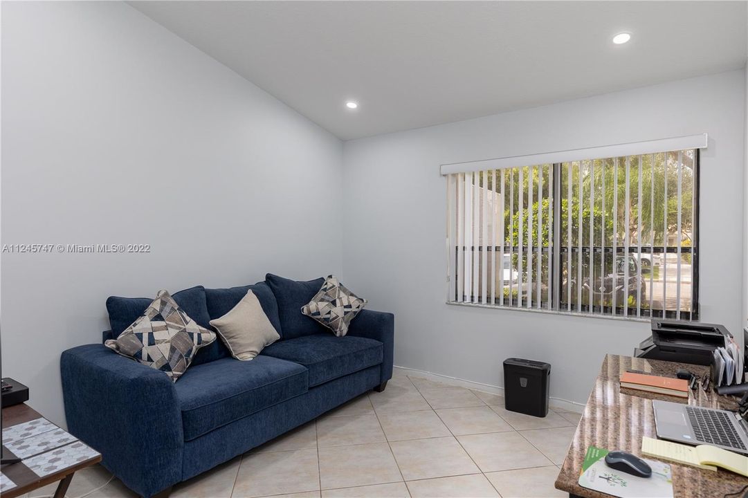 Недавно продано: $365,000 (2 спален, 2 ванн, 1062 Квадратных фут)