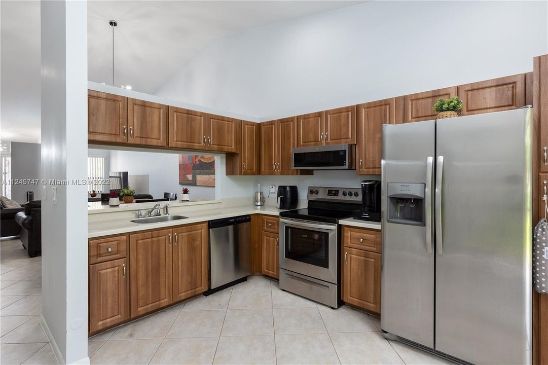 Недавно продано: $365,000 (2 спален, 2 ванн, 1062 Квадратных фут)