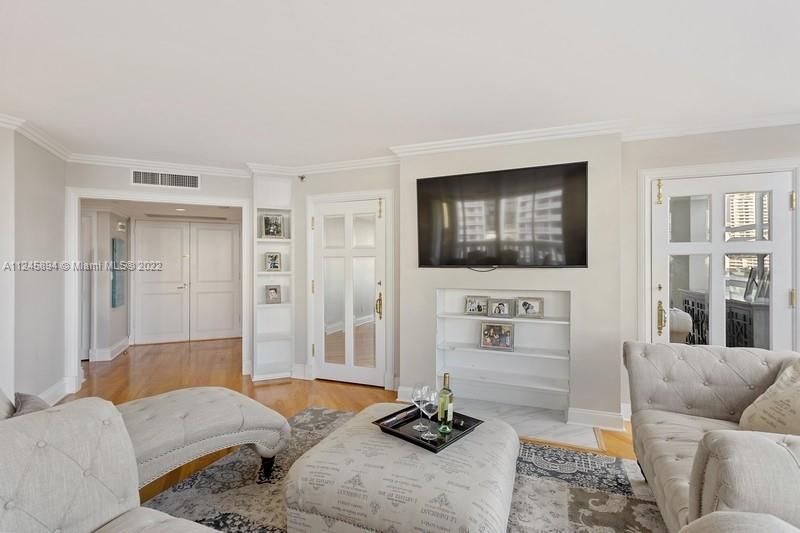 Recently Sold: $650,000 (3 beds, 2 baths, 1950 Square Feet)